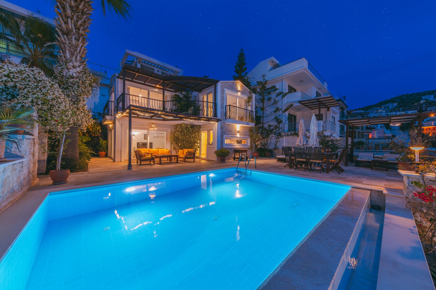 Villa avec piscine éclairée en soirée sur la Petite Côte