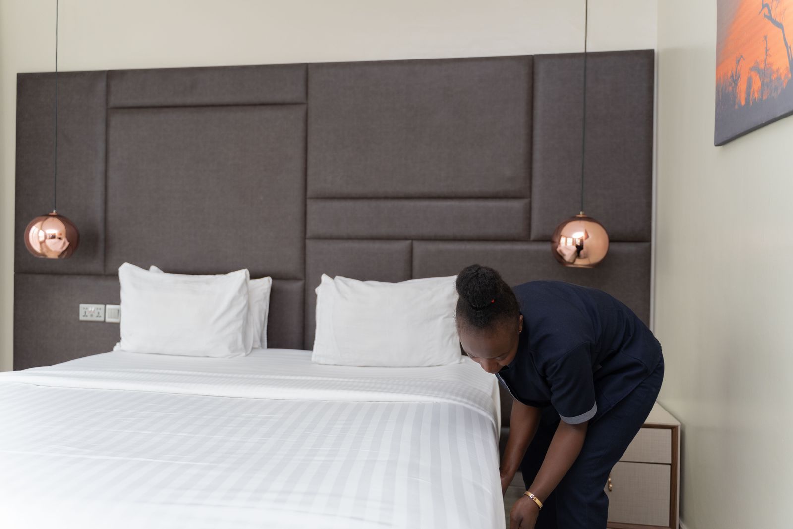 Préparation d'une chambre haut de gamme par l'équipe d'entretien