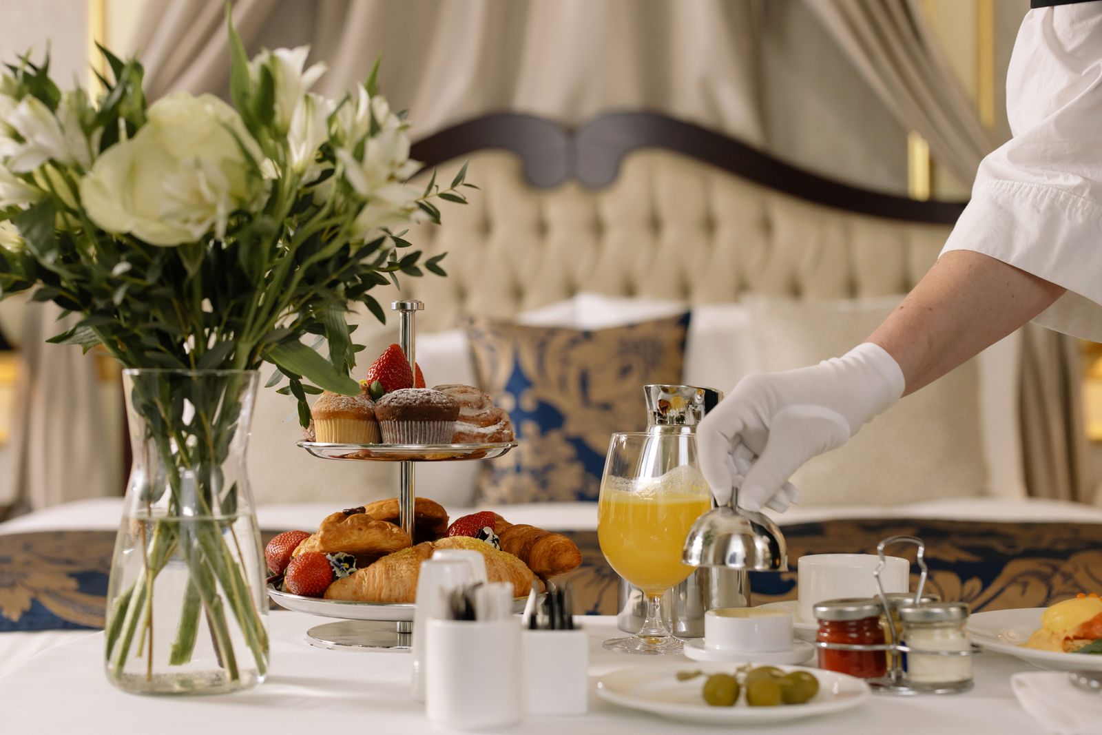 Petit-déjeuner dressé en chambre, attention portée aux détails